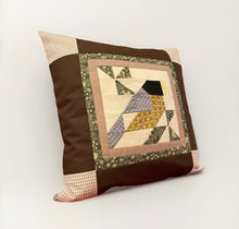 Carregar imagem no visualizador da galeria, Patchwork Kissenhülle, Landhausstil Kissenbezug, * Vogel *braun/gelb/grau 40x40cm

