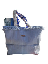 Load image into Gallery viewer, Handgefertigte Strandtasche in blau, mit einem sehr schönen Innenstoff 50x38x18cm
