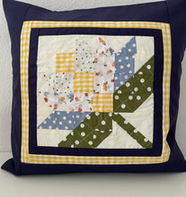 Lade das Bild in den Galerie-Viewer, Patchwork Kissenhülle, Landhausstil Kissenbezug, blau/grün/gelb 40x40cm
