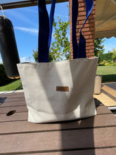 Загрузить изображение в средство просмотра галереи, Handgefertigte Strandtasche in beige, mit einem sehr schönen Innenstoff Meeresuntergrund
