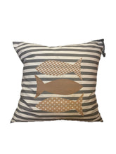 Carregar imagem no visualizador da galeria, Maritime Kissenhülle, Landhausstil Kissenbezug, Dekokissen *Fische* grau/weiß gestreift
