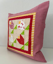 Lade das Bild in den Galerie-Viewer, Patchwork Kissenhülle, Landhausstil Kissenbezug, beige/grün/rot 40x40cm
