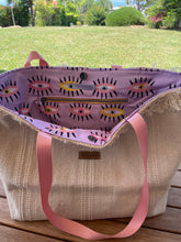 Загрузить изображение в средство просмотра галереи, Handgefertigte Strandtasche in beige, mit einem sehr schönen Innenstoff lila Augen Motiven
