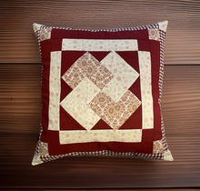 Load image into Gallery viewer, Patchwork Kissenhülle, Landhausstil Kissenbezug, beige/weinrot
