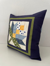 Lade das Bild in den Galerie-Viewer, Patchwork Kissenhülle, Landhausstil Kissenbezug, blau/grün/gelb 40x40cm
