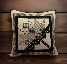 Carregar imagem no visualizador da galeria, Patchwork Kissenhülle, Landhausstil Kissenbezug, weiß/schwarz 40x40cm
