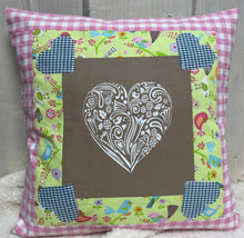 Carregar imagem no visualizador da galeria, Patchwork Kissenhülle, Landhausstil Kissenbezug, beige/rosa/grün 40x40cm.
