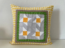 Carregar imagem no visualizador da galeria, Patchwork Kissenhülle, Landhausstil Kissenbezug, grau/gelb/grün/beige 40x40cm
