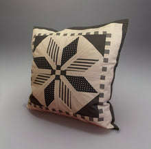 Carregar imagem no visualizador da galeria, Patchwork Kissenhülle, Landhausstil Kissenbezug, grau/weiß 40x40cm
