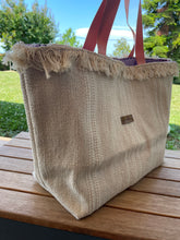 Загрузить изображение в средство просмотра галереи, Handgefertigte Strandtasche in beige, mit einem sehr schönen Innenstoff lila Augen Motiven

