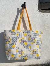 Загрузить изображение в средство просмотра галереи, Große Handgefertigte Strandtasche Lemon aus sommerlicher, wasserabweisender Aussenstoff mit Zitronen der an Italien erinnert.
