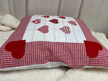 Carregar imagem no visualizador da galeria, Patchwork Kissenhülle, Landhausstil Kissenbezug, rot/weiß 40x40cm.

