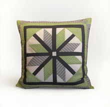 Lade das Bild in den Galerie-Viewer, Patchwork Kissenhülle, Landhausstil Kissenbezug, grau/weiß/grün 40x40cm
