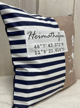Carregar imagem no visualizador da galeria, Maritimer Kissenbezug personalisiert mit den Koordinaten von deinem Zuhause * Heimathafen … * blau/weiß/beige
