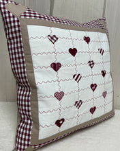Carregar imagem no visualizador da galeria, Patchwork Kissenhülle, Landhausstil Kissenbezug, dunkelrot /beige /weiß 40x40cm.
