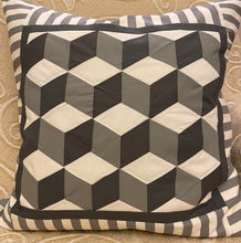 Carregar imagem no visualizador da galeria, Patchwork Kissenhülle in 3D Optik, Landhausstil Kissenbezug, grau/weiß/anthrazit
