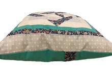 Carregar imagem no visualizador da galeria, Patchwork Kissenhülle, Landhausstil Kissenbezug, türkis/weiß/blau 50x50cm
