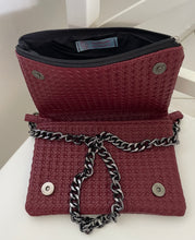 Charger l'image dans la galerie, Handgefertigte Umhängetasche, Handtasche in Bordeauxrote Kunstleder
