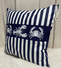 Lade das Bild in den Galerie-Viewer, Maritime Kissenhülle, Kissenbezug, Landhausstil Kissen, Dekokissen * Krebse * blau/weiß
