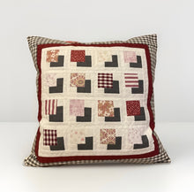 Lade das Bild in den Galerie-Viewer, Patchwork Kissenhülle, Landhausstil Kissenbezug, grau/ rot/ weiß 40x40cm
