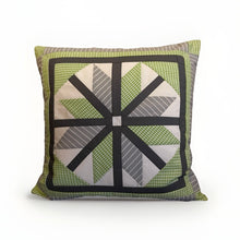 Lade das Bild in den Galerie-Viewer, Patchwork Kissenhülle, Landhausstil Kissenbezug, grau/weiß/grün 40x40cm
