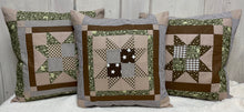 Carregar imagem no visualizador da galeria, Patchwork Kissenhülle, Landhausstil Kissenbezug, braun / beige /grün 40x40cm.
