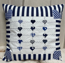 Carregar imagem no visualizador da galeria, Patchwork Kissenhülle, Landhausstil Kissenbezug, blau/weiß 40x40cm.
