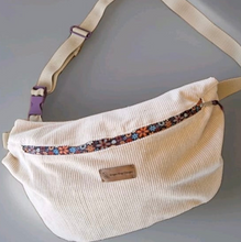 Lade das Bild in den Galerie-Viewer, Handgefertigte Bauchtasche aus Cordstoff in beige mit geblümten Reißverschluss.
