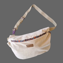 Lade das Bild in den Galerie-Viewer, Handgefertigte Bauchtasche aus Cordstoff in beige mit geblümten Reißverschluss.
