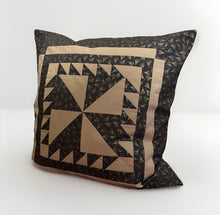 Carregar imagem no visualizador da galeria, Patchwork Kissenhülle, Landhausstil Kissenbezug, grau/beige  50x50cm
