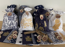 Lade das Bild in den Galerie-Viewer, Adventskalender für Kinder, Landhausstil Adventskalender zum Befüllen, 24 Säckchen zum Advent , Adventskalender Zahlen aus Holz, blau /weiß
