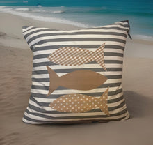 Carregar imagem no visualizador da galeria, Maritime Kissenhülle, Landhausstil Kissenbezug, Dekokissen *Fische* grau/weiß gestreift
