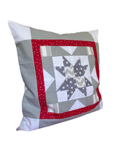 Carregar imagem no visualizador da galeria, Patchwork Kissenhülle, Landhausstil Kissenbezug, rot/grau/weiß 40x40cm
