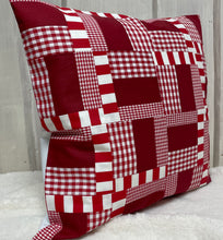 Carregar imagem no visualizador da galeria, Patchwork Kissenhülle, Landhausstil Kissenbezug, rot/weiß 40x40cm.
