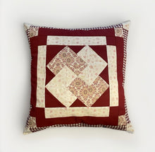 Load image into Gallery viewer, Patchwork Kissenhülle, Landhausstil Kissenbezug, beige/weinrot
