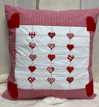 Carregar imagem no visualizador da galeria, Patchwork Kissenhülle, Landhausstil Kissenbezug, rot/weiß 40x40cm.
