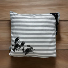Lade das Bild in den Galerie-Viewer, Maritime Kissenhülle, Kissenbezug, Landhausstil Kissen * Krebse * grau/weiß
