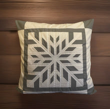 Lade das Bild in den Galerie-Viewer, Patchwork Kissenhülle, Landhausstil Kissenbezug, grau/weiß 50x50cm
