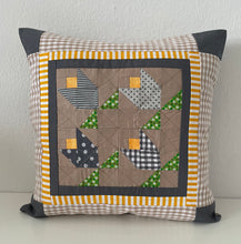 Загрузить изображение в средство просмотра галереи, Patchwork Kissenhülle, Landhausstil Kissenbezug, braun/gelb/grün/beige/grau 40x40cm
