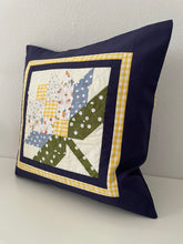Lade das Bild in den Galerie-Viewer, Patchwork Kissenhülle, Landhausstil Kissenbezug, blau/grün/gelb 40x40cm
