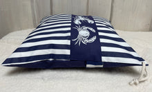 Lade das Bild in den Galerie-Viewer, Maritime Kissenhülle, Kissenbezug, Landhausstil Kissen, Dekokissen * Krebse * blau/weiß

