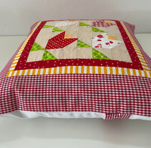 Lade das Bild in den Galerie-Viewer, Patchwork Kissenhülle, Landhausstil Kissenbezug, beige/grün/rot 40x40cm
