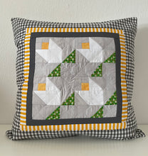 Lade das Bild in den Galerie-Viewer, Patchwork Kissenhülle, Landhausstil Kissenbezug, grau/gelb/grün/weiß 40x40cm
