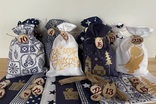 Lade das Bild in den Galerie-Viewer, Adventskalender für Kinder, Landhausstil Adventskalender zum Befüllen, 24 Säckchen zum Advent , Adventskalender Zahlen aus Holz, blau /weiß
