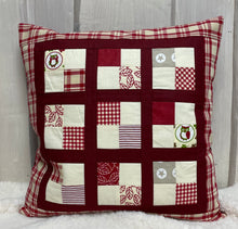 Carregar imagem no visualizador da galeria, Patchwork Kissenhülle, Landhausstil Kissenbezug, rot/creme 40x40cm.
