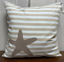 Lade das Bild in den Galerie-Viewer, 1 Maritime Kissenhülle, Kissenbezug, Landhausstil Kissenhüllen, Dekokissen *Seestern* beige/weiß gestreift
