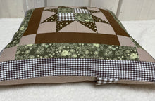 Carregar imagem no visualizador da galeria, Patchwork Kissenhülle, Landhausstil Kissenbezug, braun / beige /grün 40x40cm.
