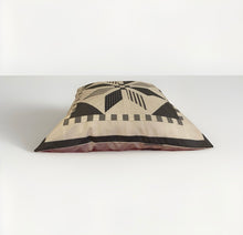 Carregar imagem no visualizador da galeria, Patchwork Kissenhülle, Landhausstil Kissenbezug, grau/weiß 40x40cm
