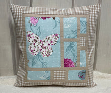 Carregar imagem no visualizador da galeria, Patchwork Kissenhülle, Landhausstil Kissenbezug, blau / beige 40x40cm.
