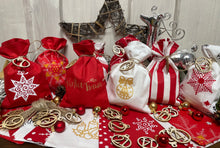 Lade das Bild in den Galerie-Viewer, Adventskalender,Landhausstil Adventskalender zum befüllen, 24 Säckchen zum Advent, Adventskalender Zahlen aus Holz, rot/weiß
